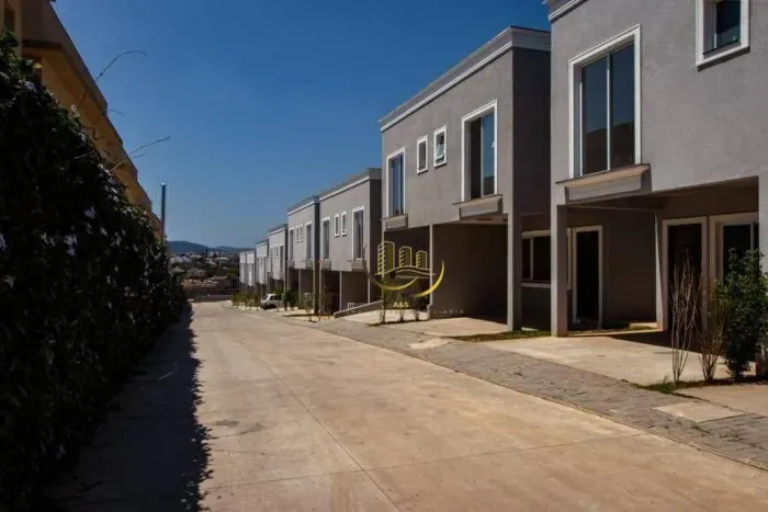 Linda Casa à Venda com 3 dormitórios sendo 1 suíte no Jardim Rancho Alegre em Santana de P