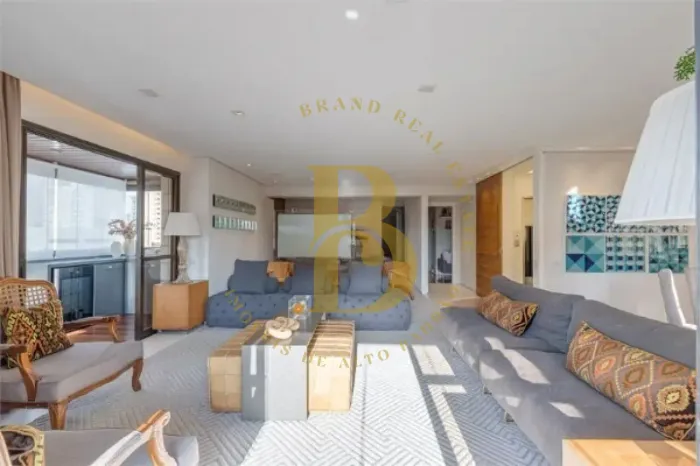 Apartamento à venda em Moema, reformado, com 236m², 3 suítes, 4 vagas de garagem, varanda