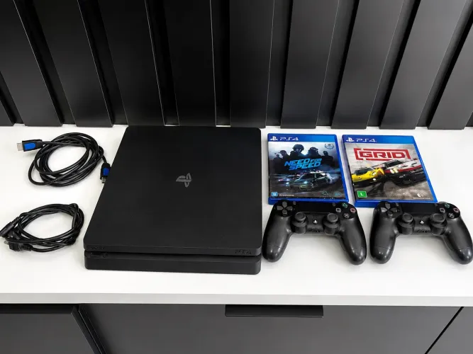PlayStation 4 Slim 1TB - Impecável + 2 Controles + 2 Jogos Físicos