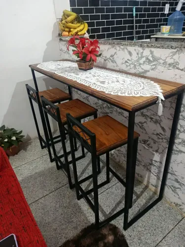 Jogo de mesa com banquetas
