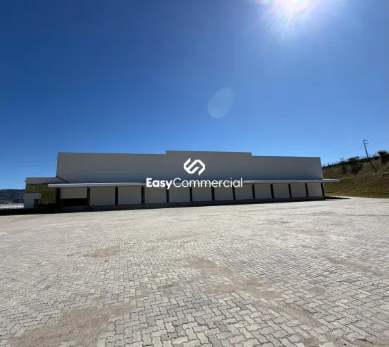 Galpão de 5.300 m² com docas em Extrema MG