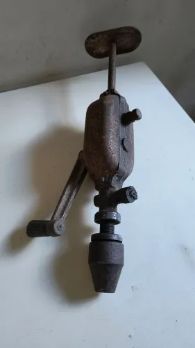Furadeira manual antiga anos 60