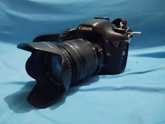 Vendo câmera Canon 7D com lente 18-250