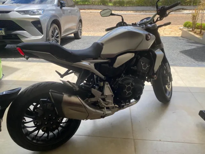 Vendo Cb 1000 R prata muito nova com nota fiscal manual e chave reserva