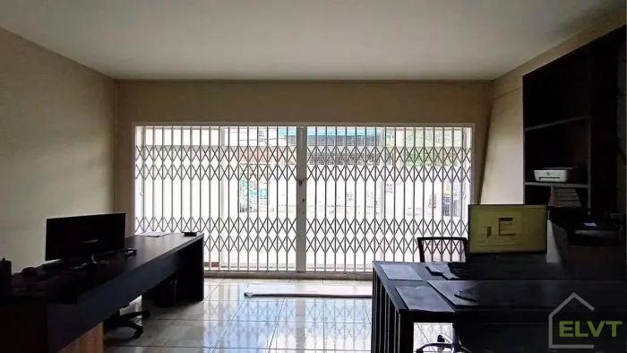 Casa Ampla no Centro de Osasco | 220m², 5 Salas, Quintal e 6 Vagas.