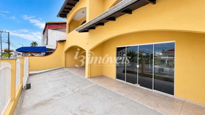 Casa Comercial/ Residencial para Locação Anual, 3 Quartos, 3 Banheiros, 4 Vagas de Garagem