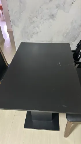 Mesa preta marrom 4 cadeiras lugares 