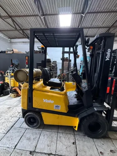 Vende-se Yale ano 2000 Triplex com deslocar lateral operacional R$ 25.500,00