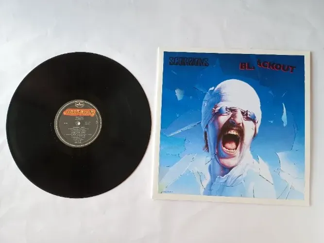 LP Scorpions - Blackout - Capa impressa - Disco com marcas de uso
