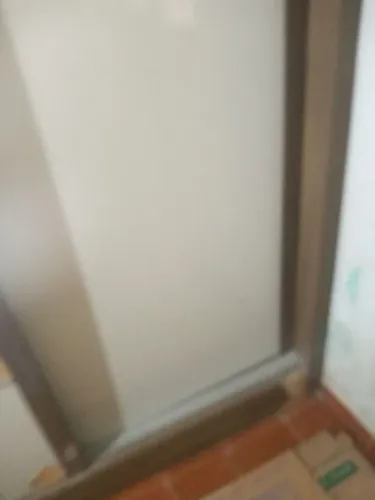 Guarda-roupa, porta de correr com espelho.