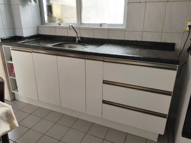 Móvel de cozinha completo com pia de inox e bancada de granito