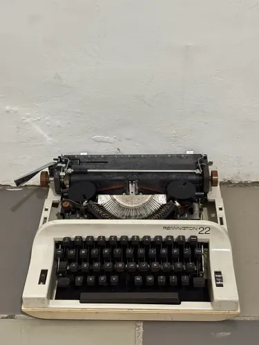 Antiga Máquina De Escrever Remington 22