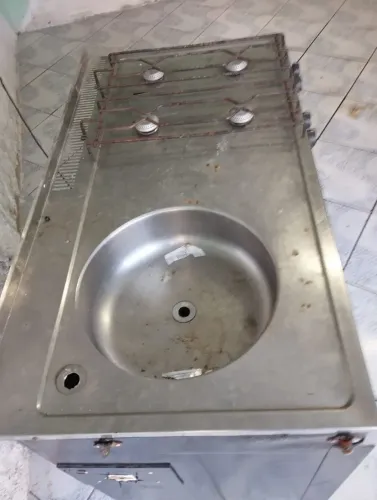Armário, com geladeira, pia e Cooktop 