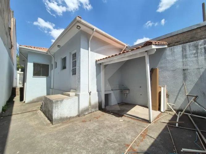 Casa com 03 Quartos e 02 banheiros em Santana