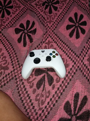 Estou vendendo um controle Xbox one s até na quinta feira se vim buscar ficar por 200