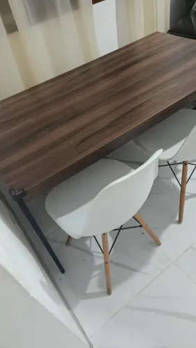 Mesa estilo industrial em bom estado com banco e 2 cadeiras 