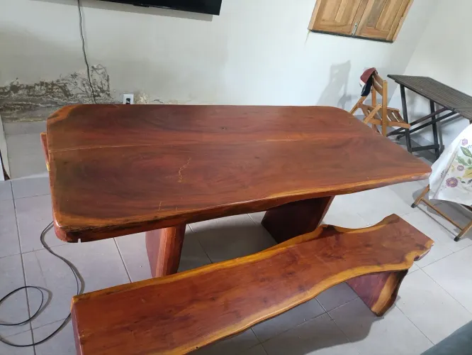 Vendo a mesa com os bancos