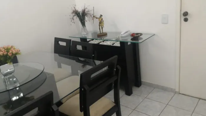 Mesa quadrada com 8 cadeiras 