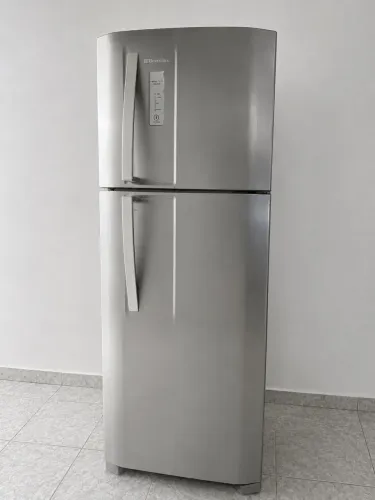 Geladeira Eletrolux para conserto ou retirada de peças