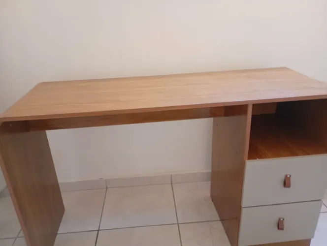 Escrivaninha nova(motivo: mudança)