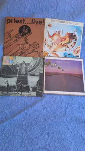 Vendo 4 vinis duplos de rock.