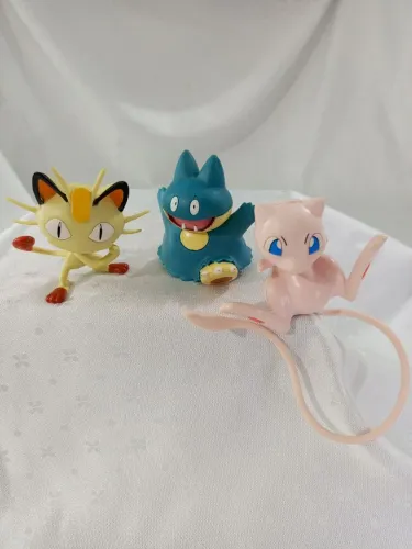 Trio pokémon Munchlax, Meowth e Mew original Jakks pacific 