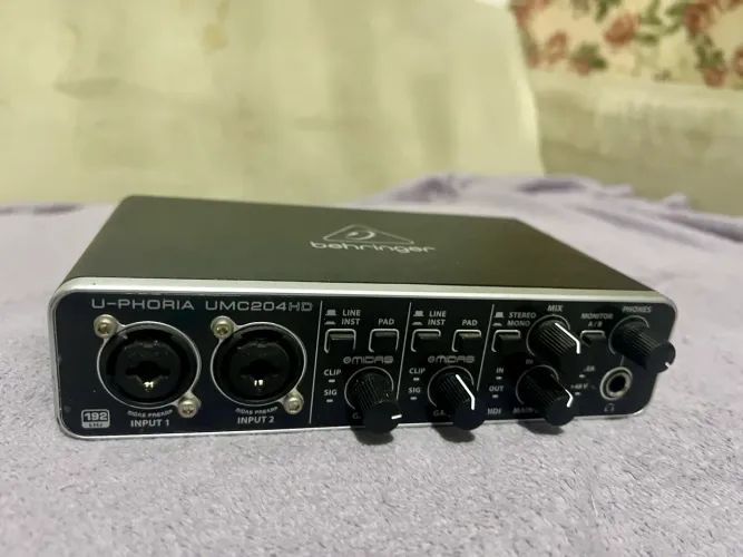 Interface de áudio Behringer UMC204HD