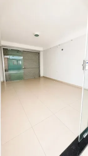Aluga-se sala comercial na Galeria Ideal, localizada no Setor Nova Vila, Goiânia - GO