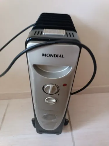 Aquecedor a Óleo Mondial A-06 portátil com potência de 1500W. Usado, sem 1 rodinha