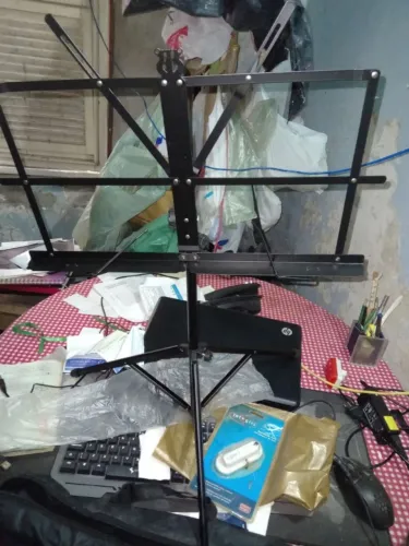 Estante para partitura metalica preta dobravel com base em tripe e hastes regulaveis