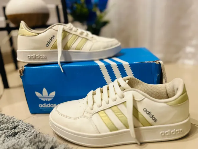 Tênis adidas clássico