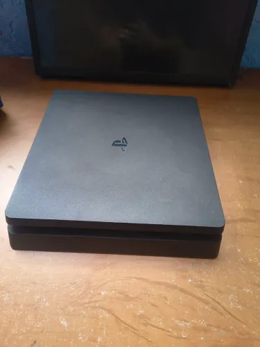 PS4 slim 1tb com 2 controles e 10 jogos 