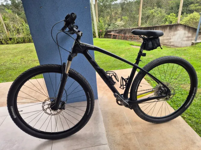 Bicicleta Caloi Elite Carbon Mountain Bike (Tamanho M 17) - Grupo Shimano Deore / SLX