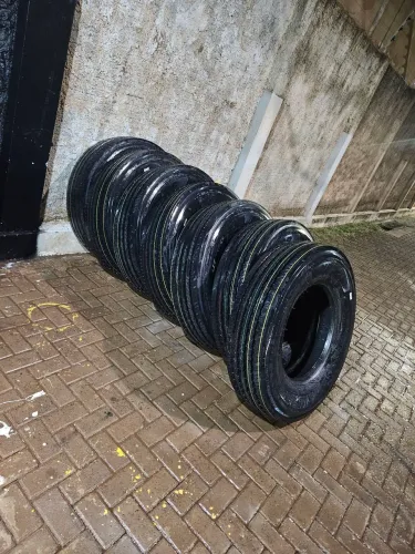 Pneu de caminhao 295 80 22 liso e borrachudo