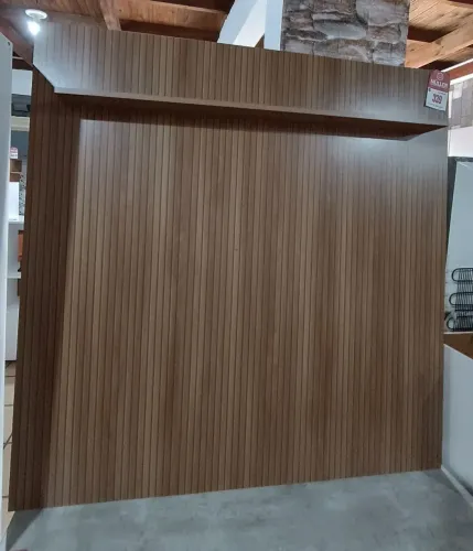 Painel adesivado ripado 