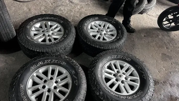 VENDO JOGO DE RODAS 17 HILUX PNEUS 285/70/17
