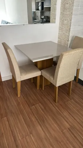 Mesa de jantar quadrada 4 lugares