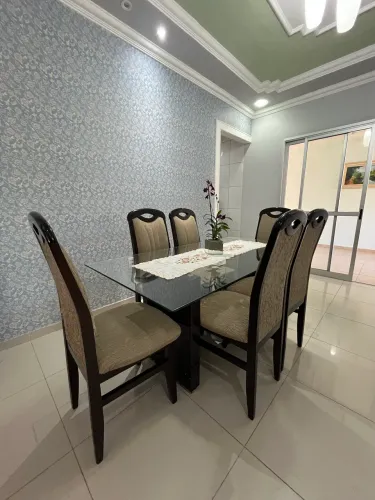 Mesa de jantar 6 cadeiras com tampo de vidro.