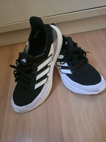 02 pares Adidas.