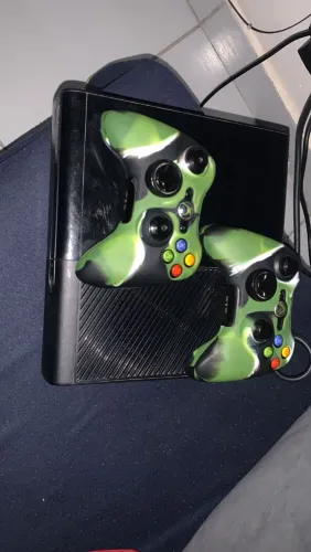 Vende-se Xbox 360,controles dois cabos originais, HD, com 24 jogos desbloqueado,conservado