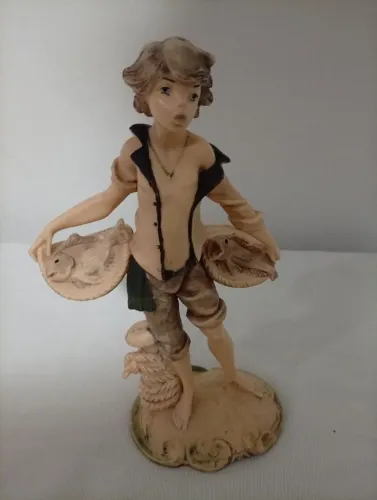 Escultura Resina Italiana Vendedor de Peixe cm. 21