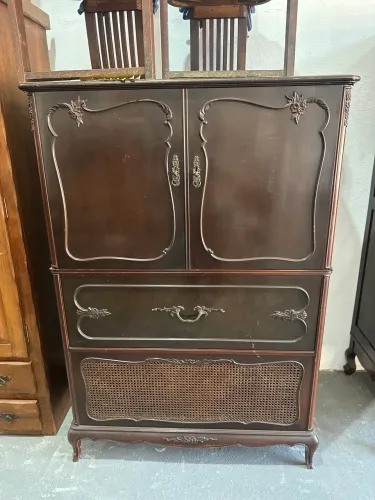 Móvel vintage com televisão 