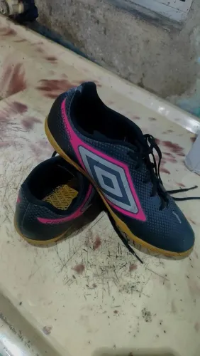 Chuteira de futsal usada