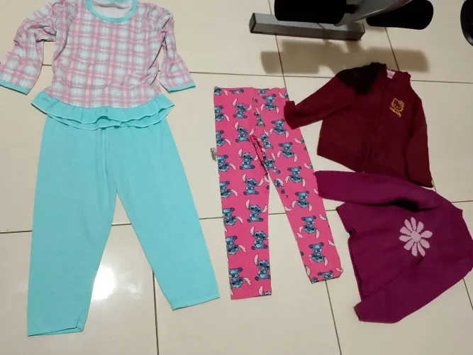 Lote de roupas infantis