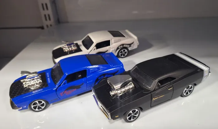 Vendo carrinhos de metal colecionáveis