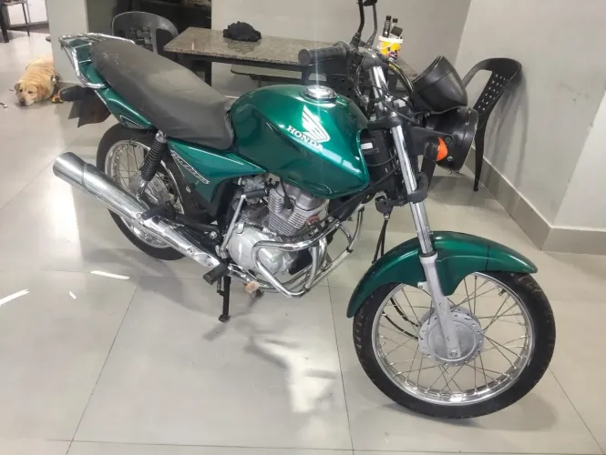 Vendo moto 2005 em ótimo estado de conservação! Documento tudo ok ! Só transferir