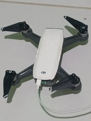 Vende ser drone por que preciso do dinheiro não tenho nota por que achei, mais funciona