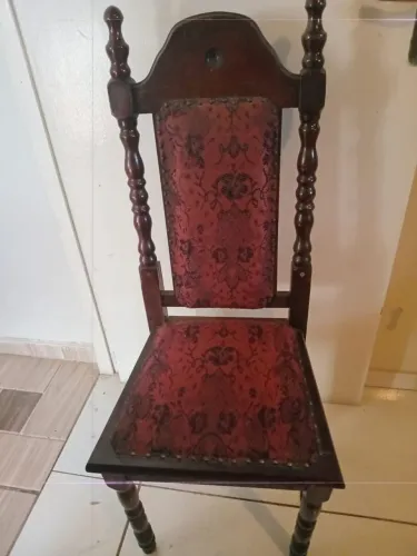 Cadeira relíquia de madeira,bem conservada!