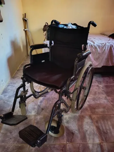 Cadeira de rodas . E cadeira de rodas para banho. 