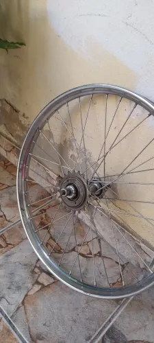 Roda aro 20 de Caloi e monareta 